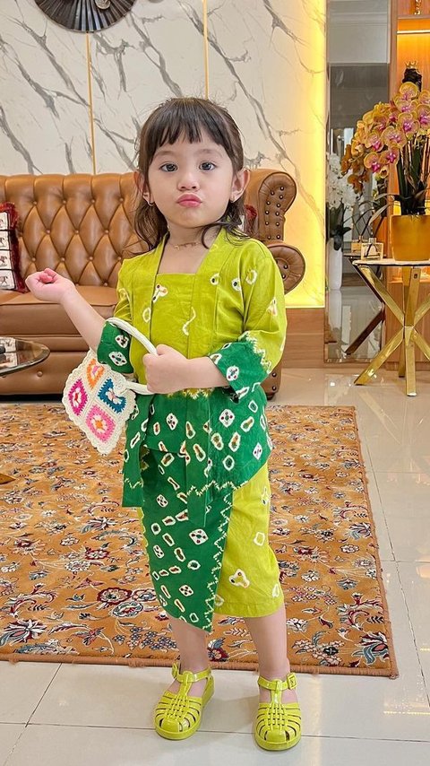 4 Ide Baju Lebaran Anak Perempuan, Para Putri Selebriti Jadi Inspirasi