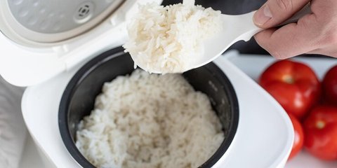 Tips Simpel Menyimpan Nasi Tanpa Risiko Berkerak di Rice Cooker