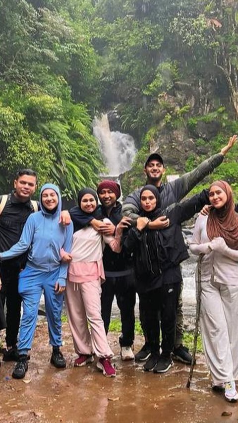 Potret Pengantin Baru Irish Bella & Haldy Sabri Liburan Bareng Teman Artis, Kunjungi Kebun Teh yang Sejuk Banget