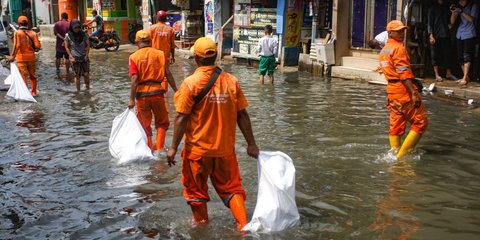 FOTO: Aksi Petugas PPSU Berjibaku Bersihkan Sampah Banjir Rob di Muara Angke