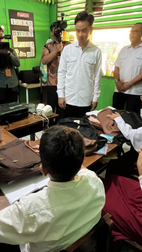 VIDEO: Sikap Kompak Siswa SD Sambut Gibran di Kelas saat Cek Uji Coba Makan Bergizi Gratis