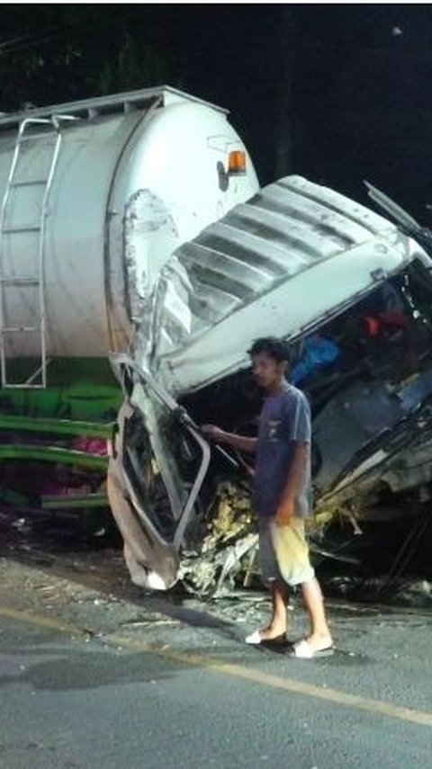 Dramatis, Evakuasi Sopir Terjepit Kabin saat Tabrakan Maut 2 Truk di Jalur Lumajang-Jember