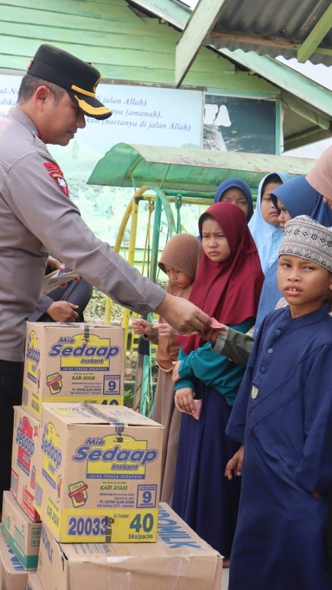 Peringati Hari Jadi Humas Polri, Polres Pelalawan Gelar Bakti Sosial ke Rumah Ibadah dan Panti Sosial