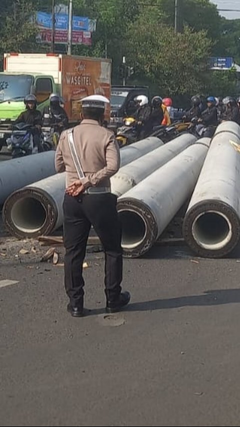 Terjatuh dari Truk, Puluhan Paku Bumi Menggelinding di Jalan Soekarno-Hatta Bandung & Bikin Macet