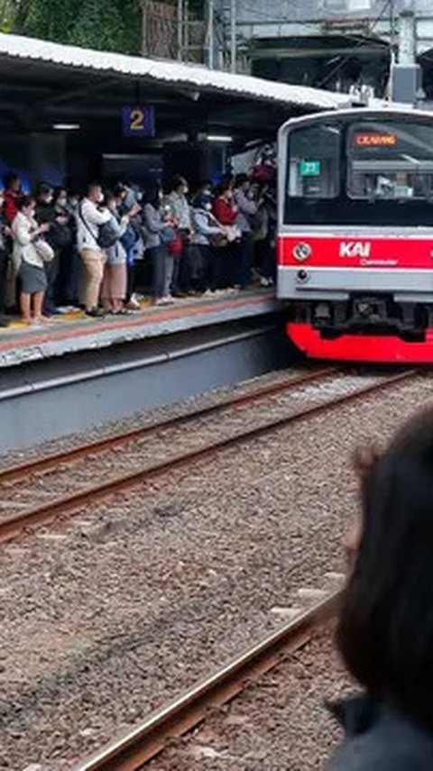 Daftar Perjalanan KRL yang Terdampak Tiang Listrik Tutupi Jalur KA Stasiun Bekasi-Kranji