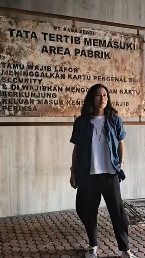 6 Gaya Kasual Dian Sastrowardoyo Jadi Produser Eksekutif Film Monster Pabrik Rambut, Tampil Cantik dan Berkharisma