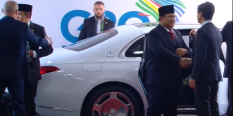 Momen Seskab Teddy Tak Rela Lepas Prabowo Jalan Sendiri, Hanya Bisa Pasrah saat Dicegah Pengawal Keamanan Bule Berbadan Besar