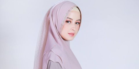 Cantik Pakai Gamis dan Hijab Syar'i, 7 Potret Kimberly Ryder Jadi Model Busana Muslim