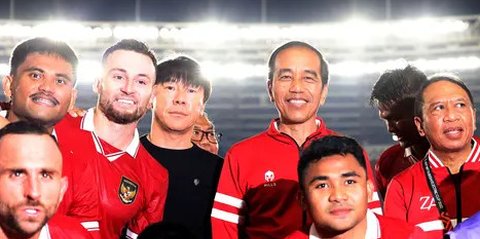 VIDEO: Ekspresi Bahagia Jokowi Tonton Timnas Bantai Saudi 2-0, Teriak Histeris Bersama Masyarakat