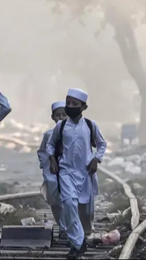 FOTO: Perjuangan Pelajar Pakistan Berangkat Sekolah di Tengah Kepungan Polusi Parah