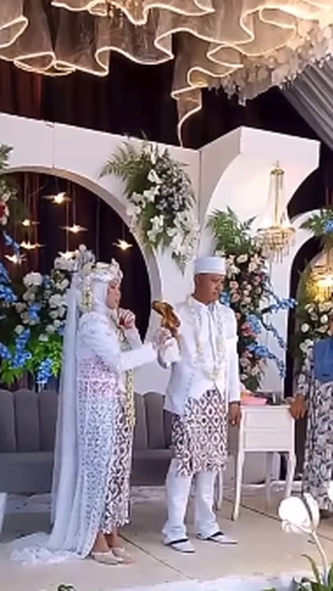 Enggak Bakal Lupa Seumur Hidup, Wajah MC Pernikahan ini Dilempar Ayam oleh Pengantin