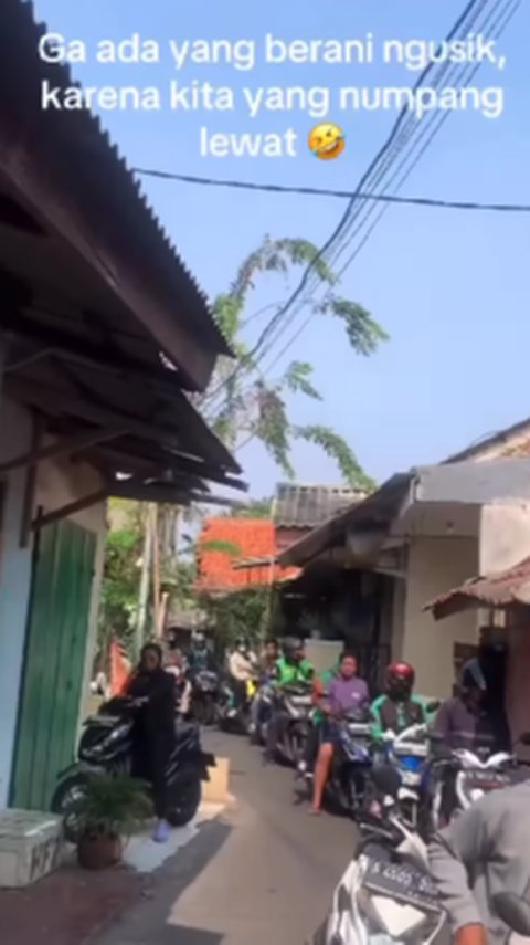 Pemotor Terjebak Macet di Gang Sempit Gara-Gara Warga Betulin Atap Rumah, Tak Ada yang Berani Klakson karena Cuma Numpang Lewat