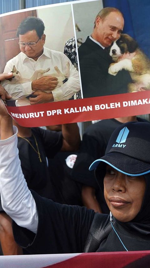 FOTO: Protes RUU Perlindungan Anjing-Kucing Gagal Masuk RUU Prolegnas, Aktivis Geruduk DPR Bawa Foto Prabowo dan Bobby