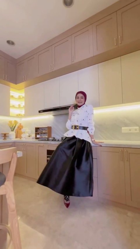 Mewah dan Elegan, Intip 8 Potret Dapur Baru Olla Ramlan dengan Chandelier Cantik, Impian Para Ibu Rumah Tangga