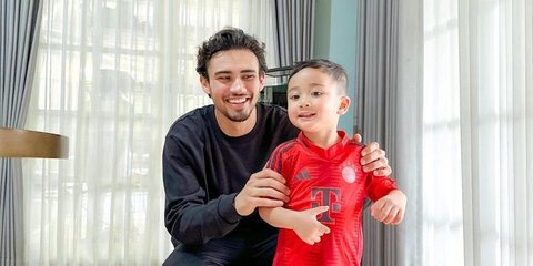 9 Potret Pemain Timnas Nathan Tjoe-A-On Main ke Rumah Raffi Ahmad, Akrab dengan Rayyanza hingga Main Bola Bareng Rafathar