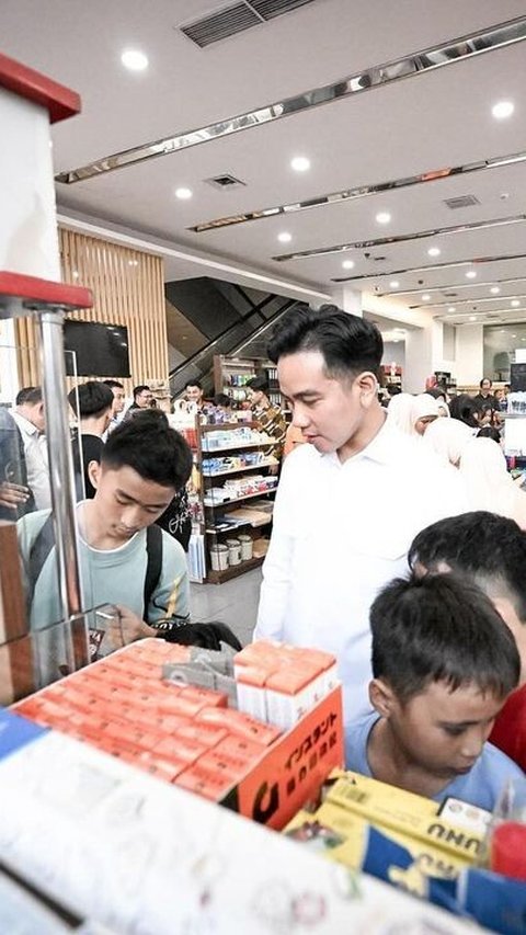 Gibran Ajak Anak Panti Asuhan ke Toko Buku Bangun Budaya Literasi