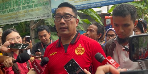 Gaya Ridwan Kamil Kenakan Jersey Persija saat Blusukan ke Kampung Bayam