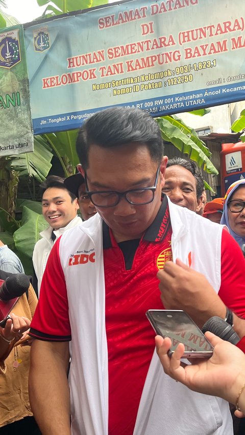 Gaya Ridwan Kamil Kenakan Jersey Persija saat Blusukan ke Kampung Bayam