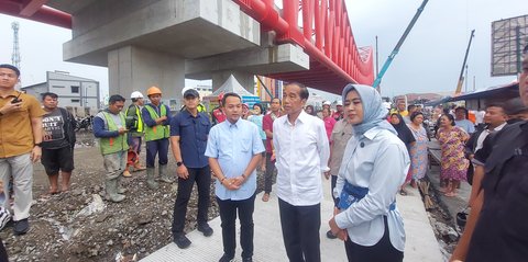 Jokowi Ajak Respati-Astrid Jalan Sore di Simpang Joglo