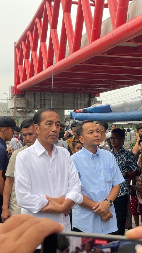 Jokowi Ajak Respati-Astrid Jalan Sore di Simpang Joglo