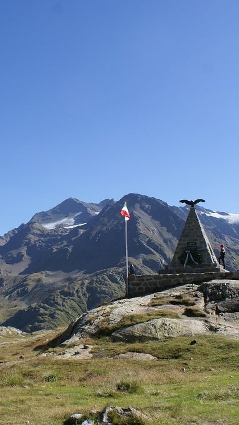 Arkeolog Temukan Seni Cadas Prasejarah di Ketinggian 3.000 Meter, Ada Gambar Manusia Sedang Berdoa