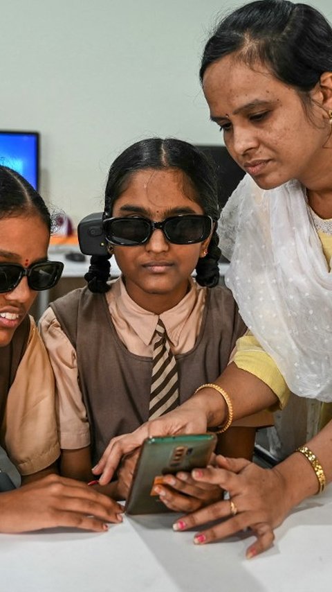 FOTO: Semangat Siswa Tunanetra di India Ikut Pelatihan Penggunaan Kacamata Berbasis AI