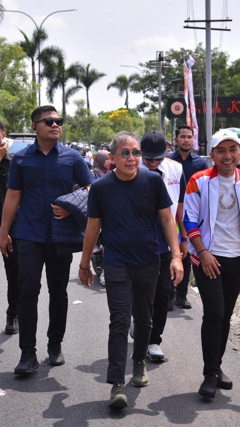 Dipadati Massa, Wakil Ketua DPR RI Berjalan Kaki ke Lokasi Kampanye Akbar Aep-Maslani