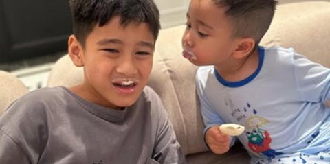 Potret Rafathar & Rayyanza Makan Es Krim Bareng, Netizen Salfok Perut Cipung yang Makin Gemoy Banget