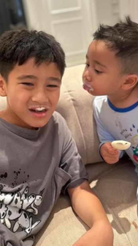 Potret Rafathar & Rayyanza Makan Es Krim Bareng, Netizen Salfok Perut Cipung yang Makin Gemoy Banget