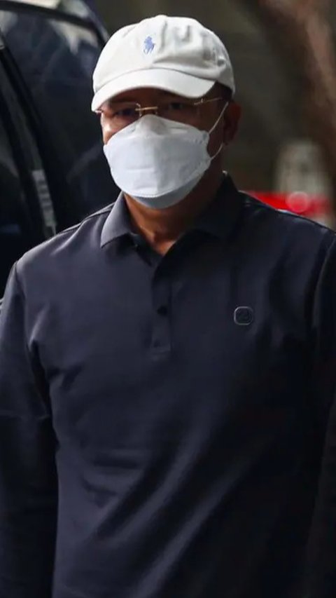 FOTO: Momen Gubernur Bengkulu Rohidin Mersyah Sembunyikan Wajah di Balik Masker Saat Terjaring OTT KPK