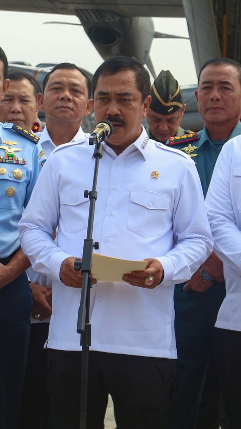 FOTO: Menteri Imipas Kirimkan Bantuan Kemanusiaan untuk Korban Erupsi Gunung Lewotobi Laki-Laki Pakai Hercules