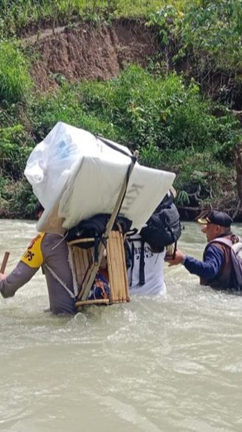 Cerita Polisi Jalan Kaki Terobos Sungai hingga Hutan Belantara Antar Logistik Pilkada ke Pelosok Banggai