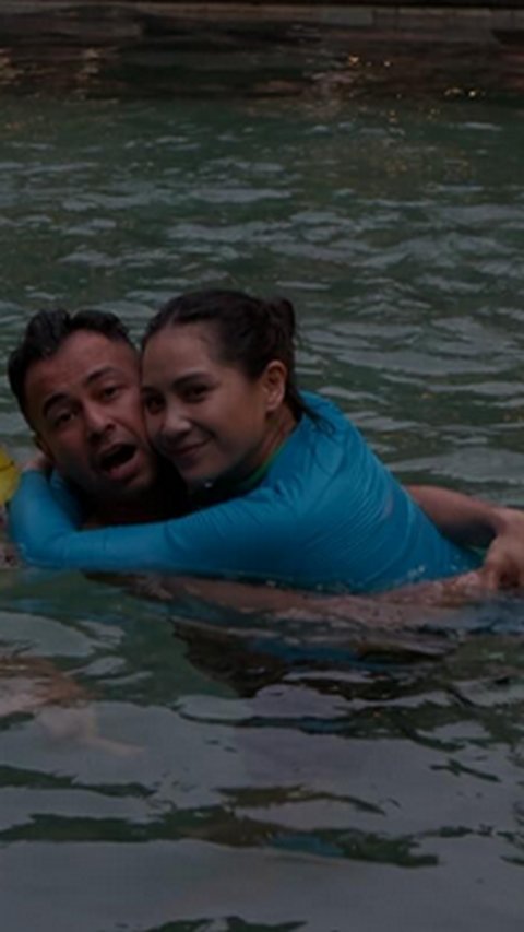 Potret Keluarga 'Sultan Andara' Berenang Bareng, Nagita Gelendotan ke Raffi Ahmad & Baby Lily Dipangku Sus Rini