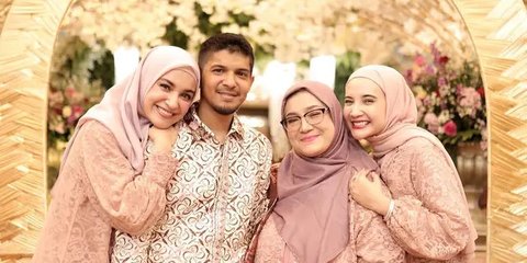 6 Potret Kondangan Bareng Zaskia dan Shireen Sungkar, Tampil Cantik Menawan Bareng Keluarga Besar