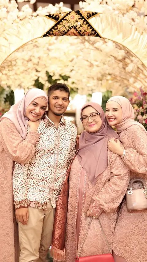 6 Potret Kondangan Bareng Zaskia dan Shireen Sungkar, Tampil Cantik Menawan Bareng Keluarga Besar