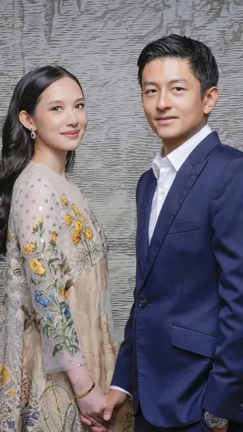 Romantisnya Foto Prewedding Sederhana Ala Rio Haryanto dan Athasyia Papadimitriou, Ada yang Pakai Helm Manor Racing