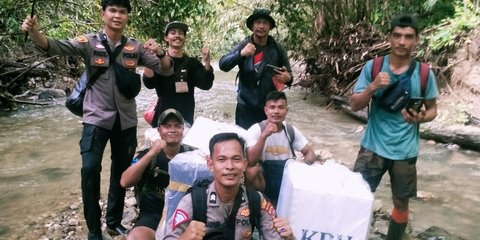 Perjuangan Petugas Seberangi Laut, Sungai Hingga Berjalan Puluhan Jam Demi Antarkan Surat Suara Pilkada ke Mentawai