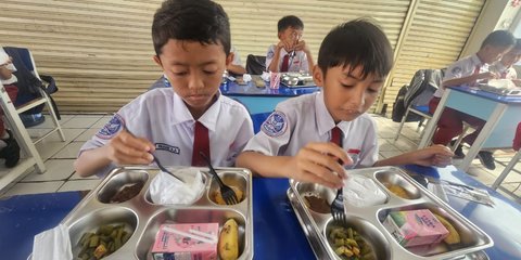 Lanud Husein Sastranegara Gelar Uji Coba Program Makan Siang Bergizi di Sekolah