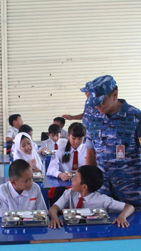 Lanud Husein Sastranegara Gelar Uji Coba Program Makan Siang Bergizi di Sekolah