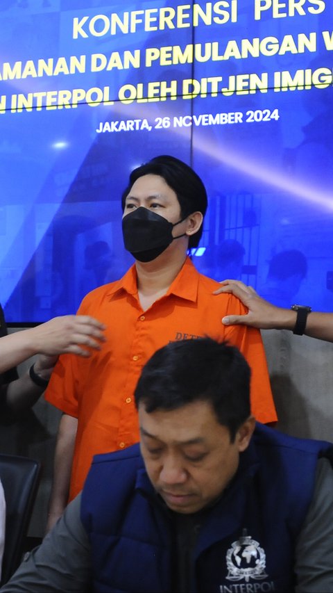 FOTO: Ditjen Imigrasi Pulangkan Buronan Interpol Asal Filipina, Ditukar Buron Judol RI Handoyo Salman