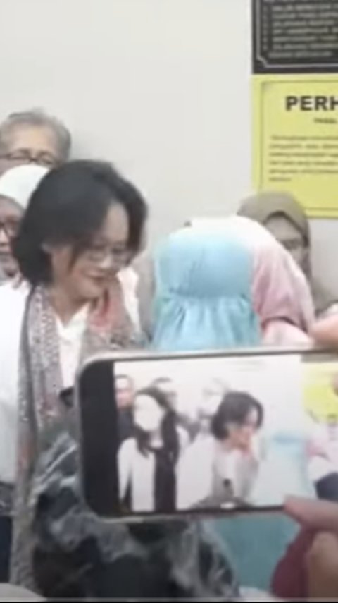 VIDEO: EMOSI! Emak-Emak Pendukung Tom Lembong Ngamuk di Sidang Usai Hakim Tolak Praperadilan