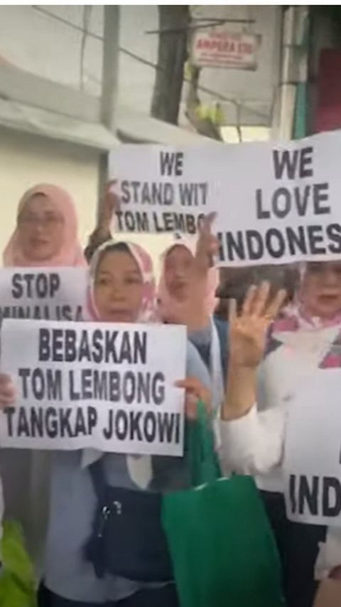 VIDEO: Emosi Emak-Emak Praperadilan Tom Lembong Ditolak: Tangkap Jokowi, Lihat ini Prabowo!