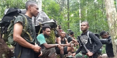 Kisah Haru Petugas Antar Logistik Pilkada di Pedalaman Papua Barat, Tiga Hari Jalan Kaki Turuni Lembah Curam