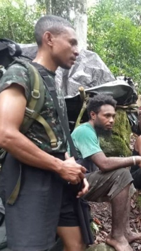 Kisah Haru Petugas Antar Logistik Pilkada di Pedalaman Papua Barat, Tiga Hari Jalan Kaki Turuni Lembah Curam