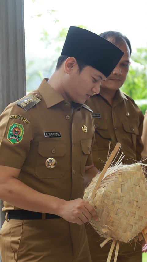 Dorong Peningkatan Perekonomian, Bupati Trenggalek Serahkan Bantuan Mesin Pembelah Bambu