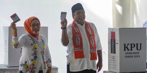 FOTO: Semringah Rano Karno Nyoblos di TPS 65 Lebak Bulus, Pede Menangkan Pilkada Jakarta 1 Putaran