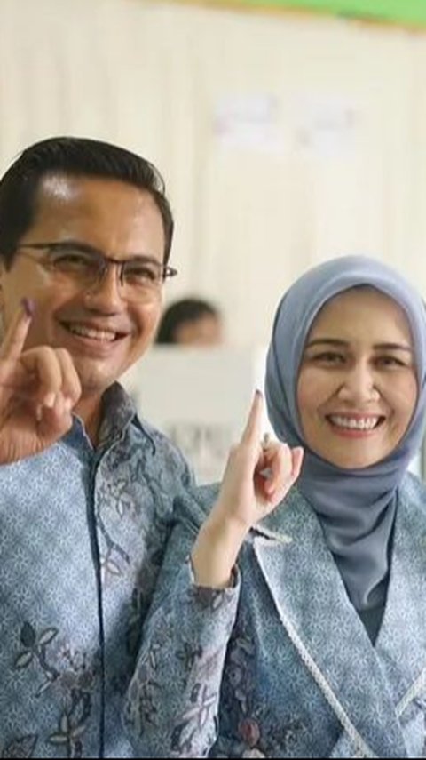 Potret Cabup Sahrul Gunawan dan Istri Kompak Pakai Batik Biru & Pose Jari Bertinta Usai Nyoblos