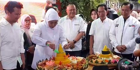 Menang Pilkada Jatim versi Quick Count, Khofifah Langsung Potong Tumpeng