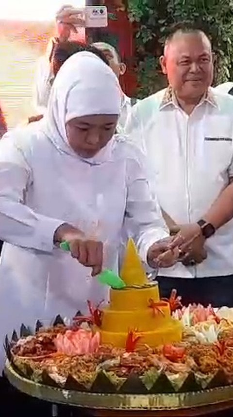 Menang Pilkada Jatim versi Quick Count, Khofifah Langsung Potong Tumpeng