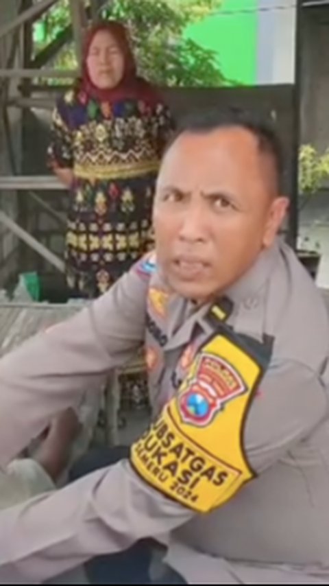 Sopir Truk Paruh Baya Tergeletak Sakit di Warung Pinggir Jalan, Ipda Purnomo Gercep Langsung Panggil Ambulans